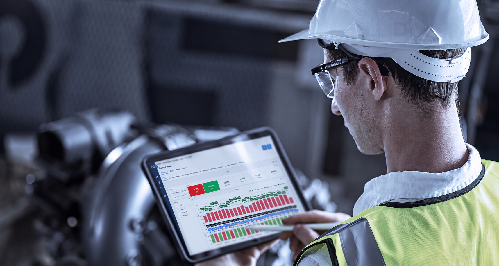 Ingenieur analysiert Industrie-Dashboard am Tablet